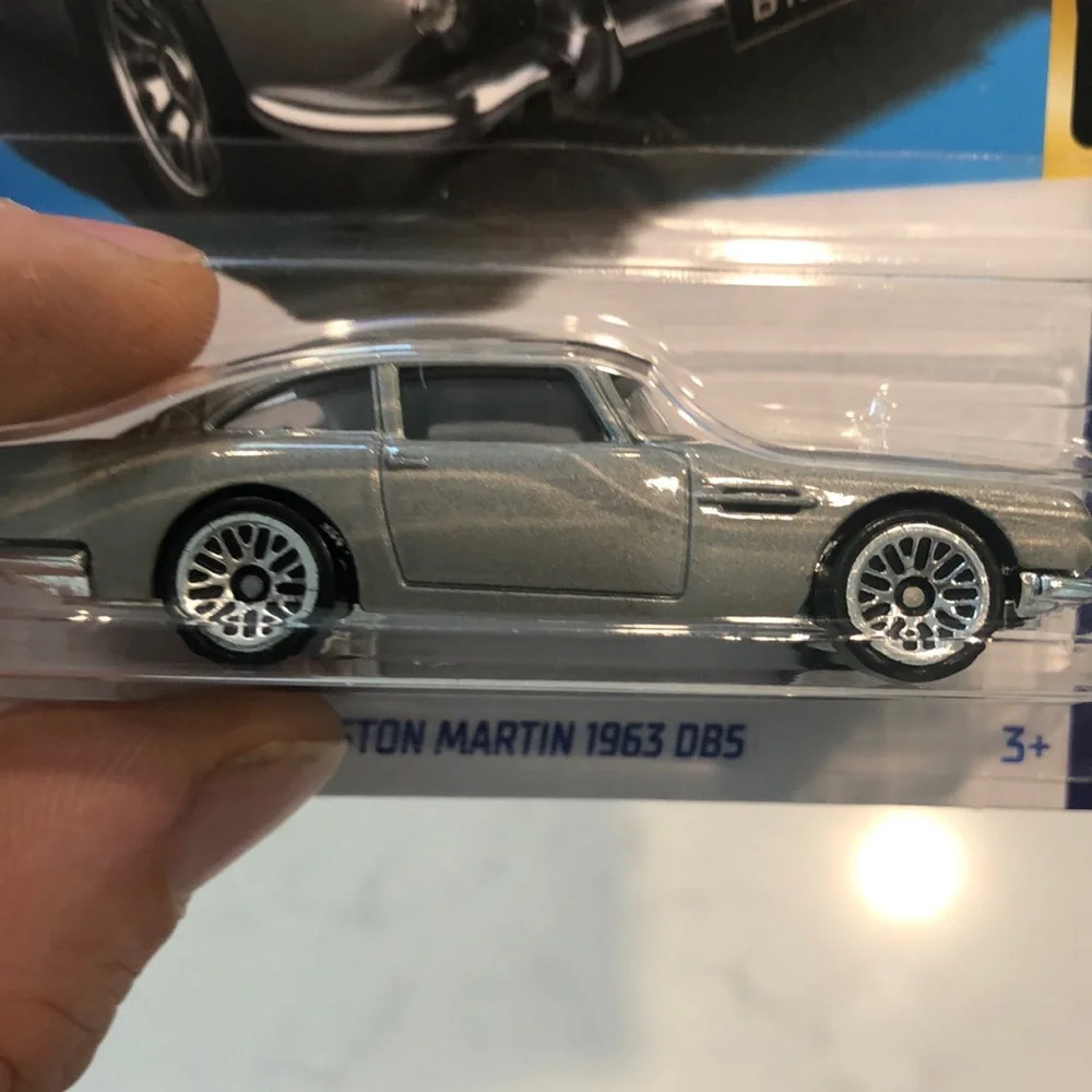 Silver Aston Martin 1963 DB5
